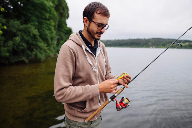 Andrés G., pesca en río